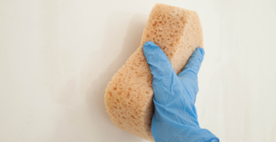 Lessiver le mur avec une éponge humide Lessiver le mur avec une éponge humide