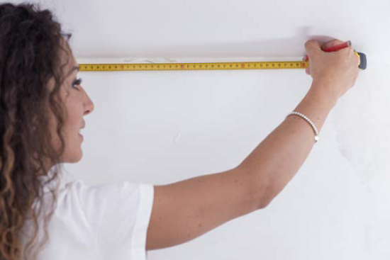 Reportez la largeur du lé sur le mur Reportez la largeur du lé sur le mur
